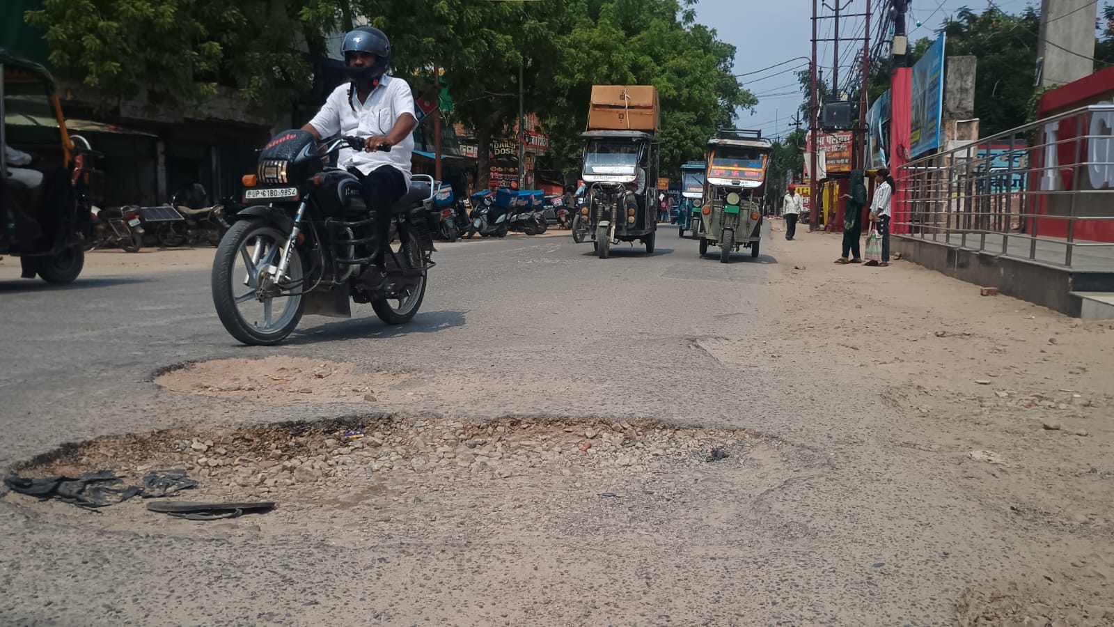 बिहारीगंज डगरा स्थित रेलवे क्रासिंग के पास गड्ढे। संवाद बिहारीगंज डगरा स्थित रेलवे क्रासिंग के पास गड्ढे। संवाद