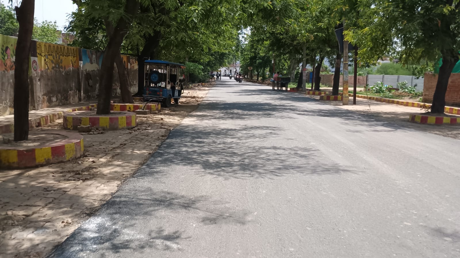 बिहारीगंज डगरा स्थित रेलवे क्रासिंग के पास गड्ढे। संवाद बिहारीगंज डगरा स्थित रेलवे क्रासिंग के पास गड्ढे। संवाद
