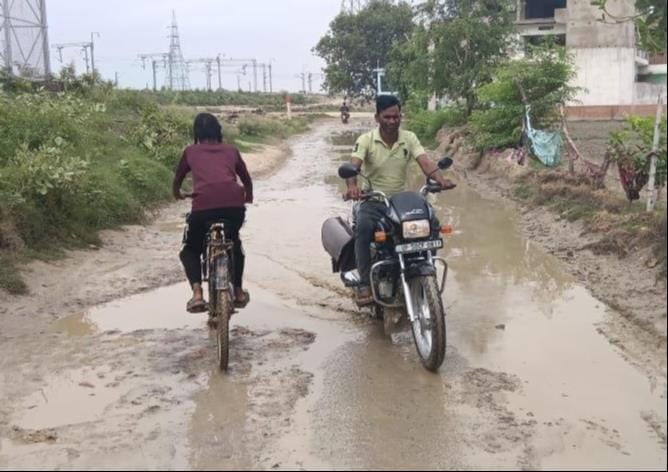 बिहारीगंज डगरा स्थित रेलवे क्रासिंग के पास गड्ढे। संवाद बिहारीगंज डगरा स्थित रेलवे क्रासिंग के पास गड्ढे। संवाद