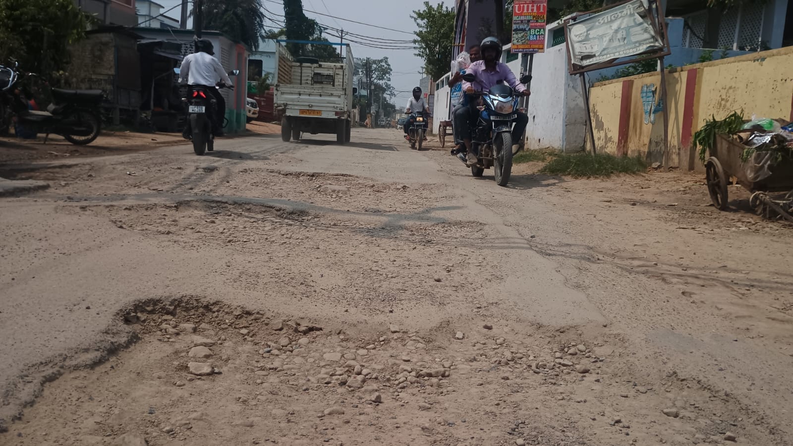 बिहारीगंज डगरा स्थित रेलवे क्रासिंग के पास गड्ढे। संवाद बिहारीगंज डगरा स्थित रेलवे क्रासिंग के पास गड्ढे। संवाद