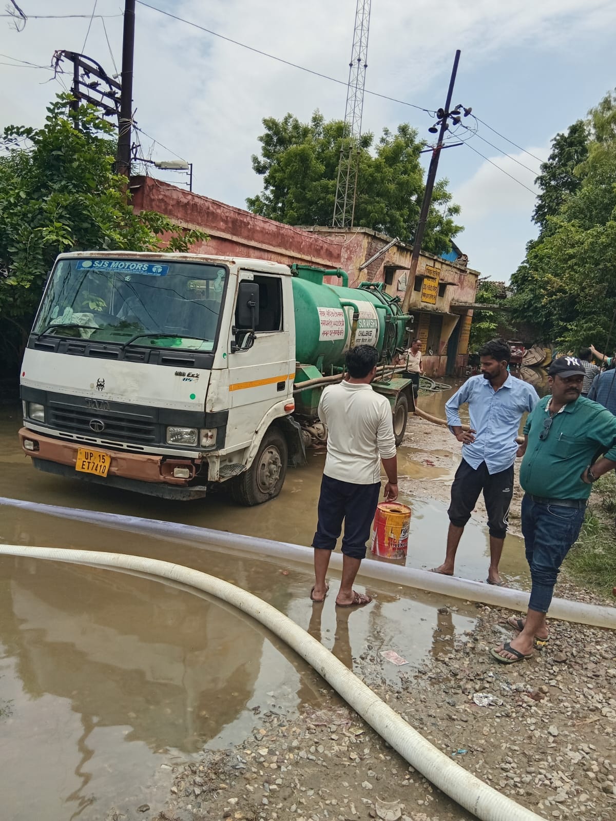बिजलीघर से पानी निकलवाते अधिकारी। स्रोत : विभाग। बिजलीघर से पानी निकलवाते अधिकारी। स्रोत : विभाग।