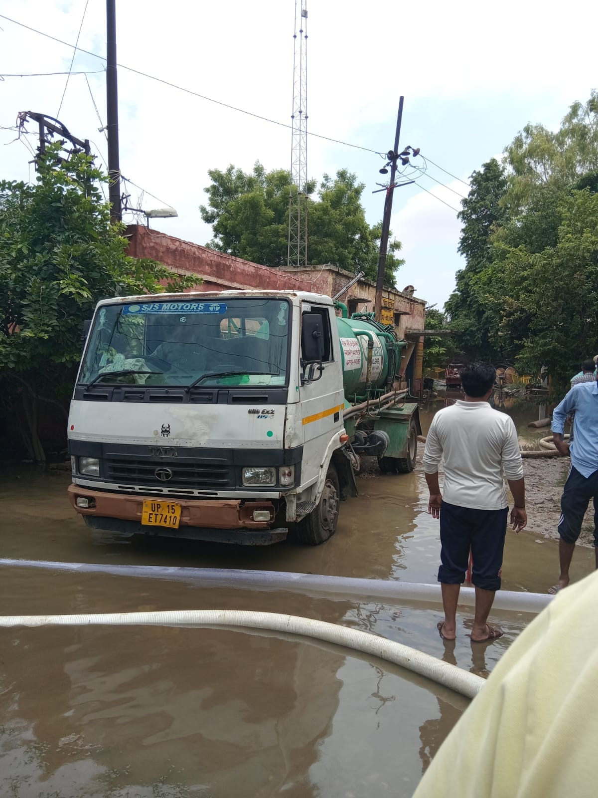 बिजलीघर से पानी निकलवाते अधिकारी। स्रोत : विभाग। बिजलीघर से पानी निकलवाते अधिकारी। स्रोत : विभाग।