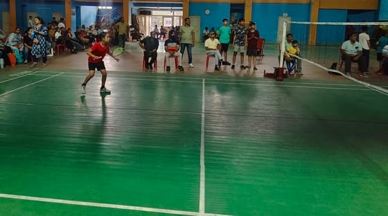 बिलासपुर में आयोजित बैडमिंटन प्रतियोगिता में शॉट के लिए तैयार खिलाड़ी। संवाद