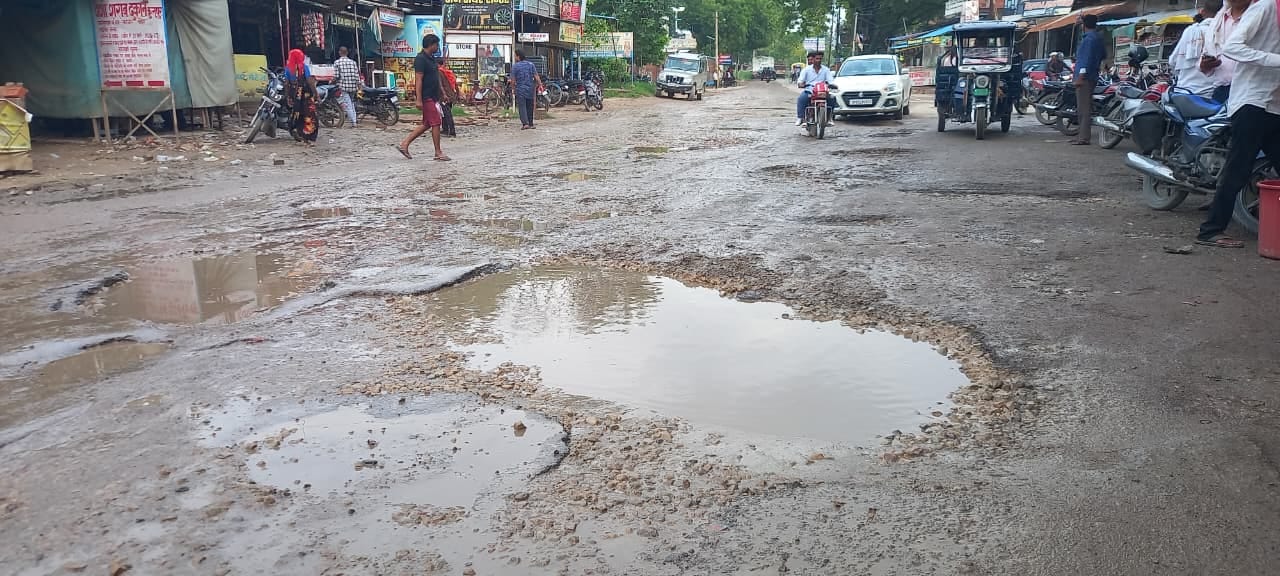 बरसठी क्षेत्र के खुआवां लालपुर मार्ग बदहाल। संवाद। बरसठी क्षेत्र के खुआवां लालपुर मार्ग बदहाल। संवाद।