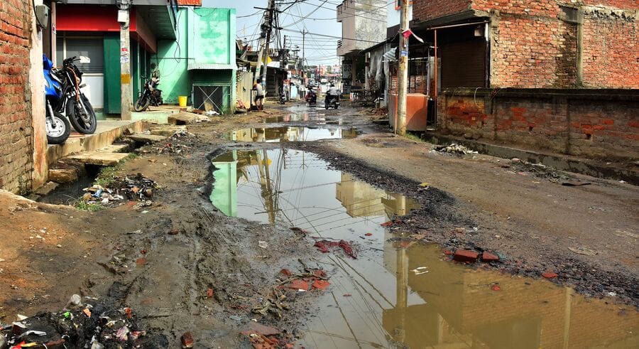 बदहाल सड़क।