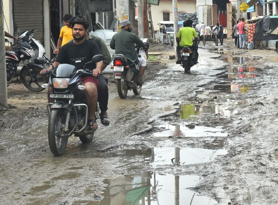 बदहाल सड़क।