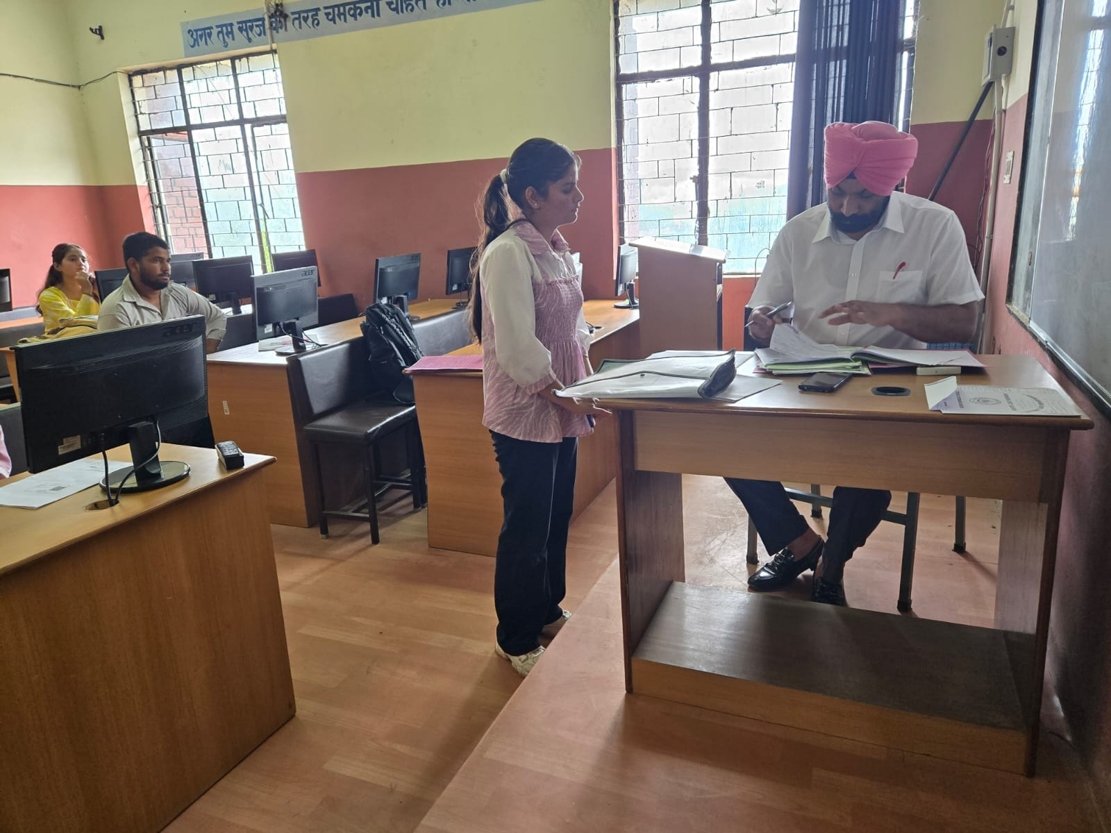 डायरी की खबर का फोटोगेहड़वीं स्कूल परिसर में उगी घास की कटाई करते हुए विद्यार्थी। स्रोत: स्कूल डायरी की खबर का फोटोगेहड़वीं स्कूल परिसर में उगी घास की कटाई करते हुए विद्यार्थी। स्रोत: स्कूल