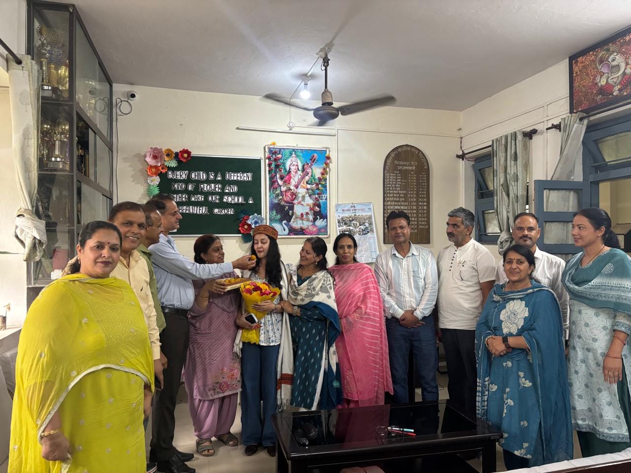 डायरी की खबर का फोटोगेहड़वीं स्कूल परिसर में उगी घास की कटाई करते हुए विद्यार्थी। स्रोत: स्कूल डायरी की खबर का फोटोगेहड़वीं स्कूल परिसर में उगी घास की कटाई करते हुए विद्यार्थी। स्रोत: स्कूल