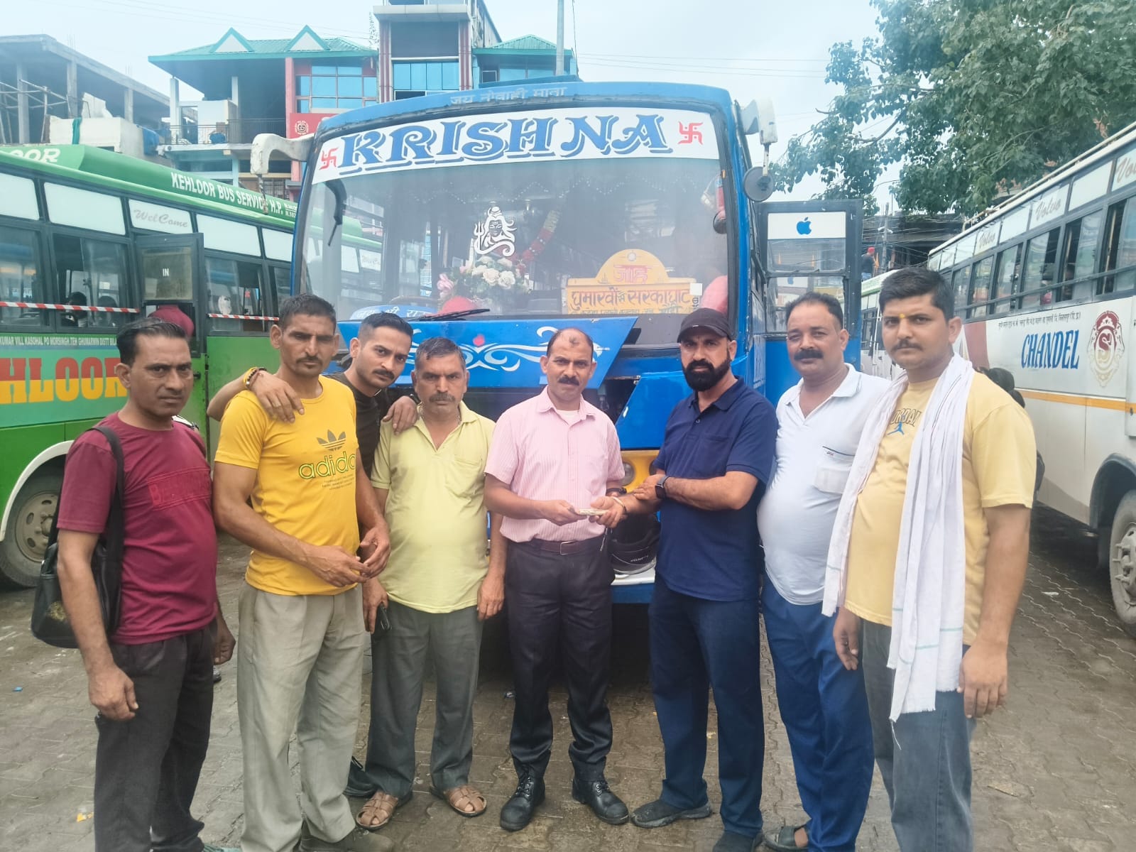 डायरी की खबर का फोटोगेहड़वीं स्कूल परिसर में उगी घास की कटाई करते हुए विद्यार्थी। स्रोत: स्कूल डायरी की खबर का फोटोगेहड़वीं स्कूल परिसर में उगी घास की कटाई करते हुए विद्यार्थी। स्रोत: स्कूल