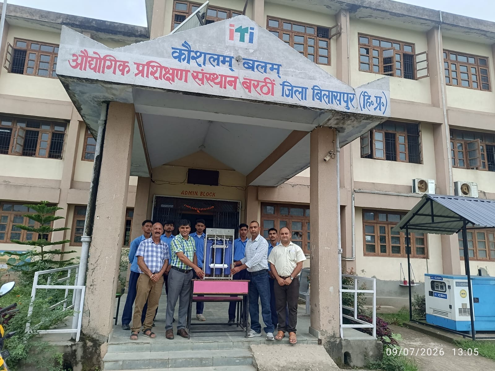 डायरी की खबर का फोटोगेहड़वीं स्कूल परिसर में उगी घास की कटाई करते हुए विद्यार्थी। स्रोत: स्कूल डायरी की खबर का फोटोगेहड़वीं स्कूल परिसर में उगी घास की कटाई करते हुए विद्यार्थी। स्रोत: स्कूल