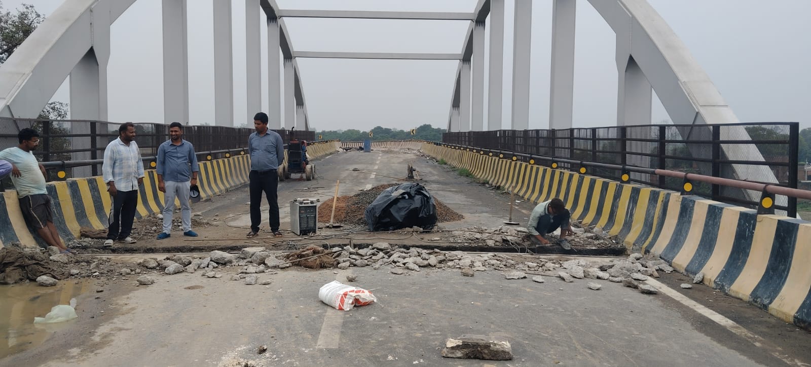 फोटो-26 शुकुरुल्लापुर रेलवे ओवरब्रिज पर आवागवन बंद होने से क्रिकेट खेलते बच्चे। संवाद फोटो-26 शुकुरुल्लापुर रेलवे ओवरब्रिज पर आवागवन बंद होने से क्रिकेट खेलते बच्चे। संवाद