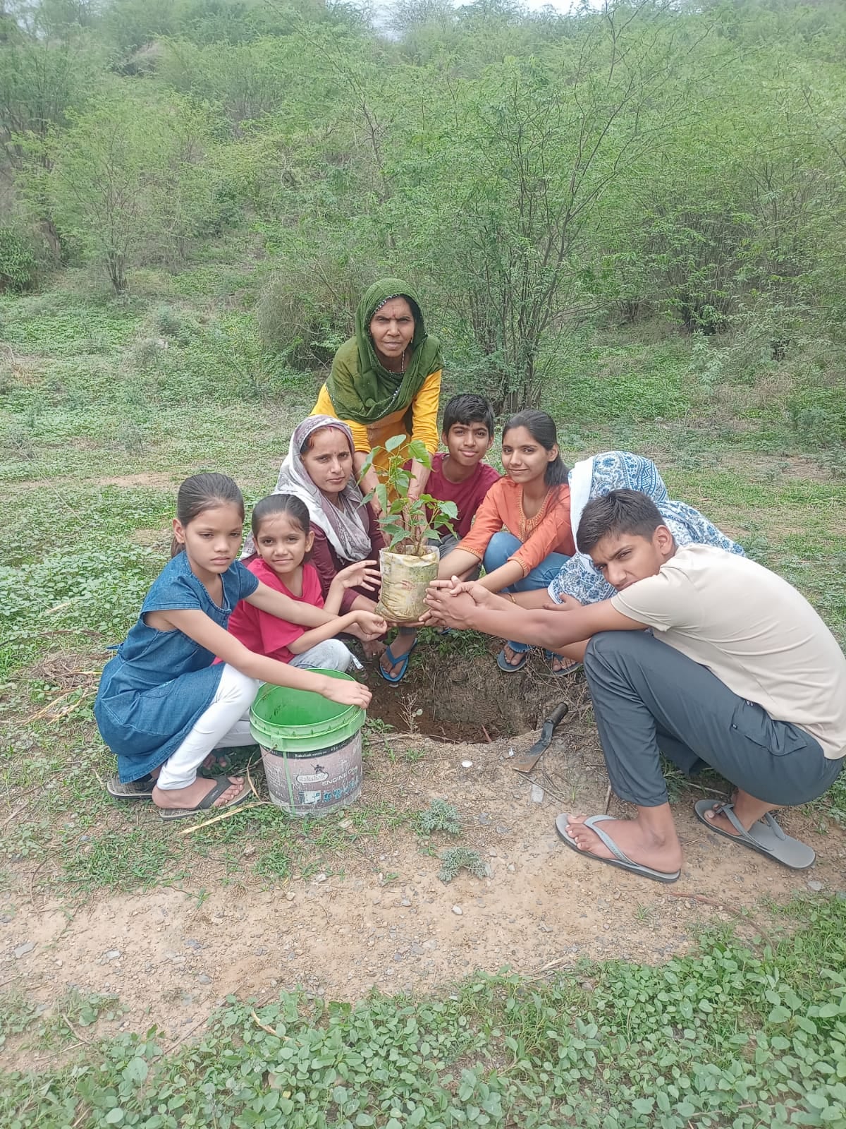 गांव चिमनावास में पौधरोपण करते ग्रामीण। स्रोत : ग्रामीण गांव चिमनावास में पौधरोपण करते ग्रामीण। स्रोत : ग्रामीण