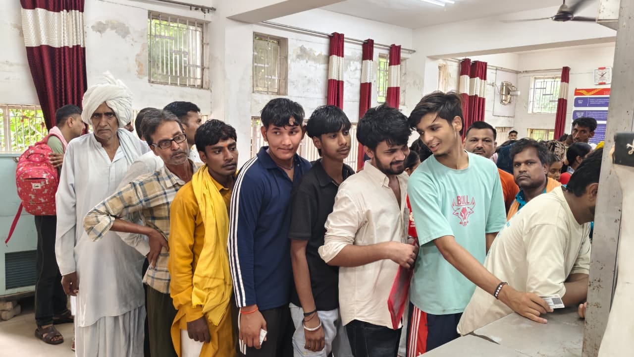 हांसी गोद में नवजातों को लिए आधार कार्ड बनवाने के लिए अपनी बारी का इंतजार करते अभिभावक। संवाद