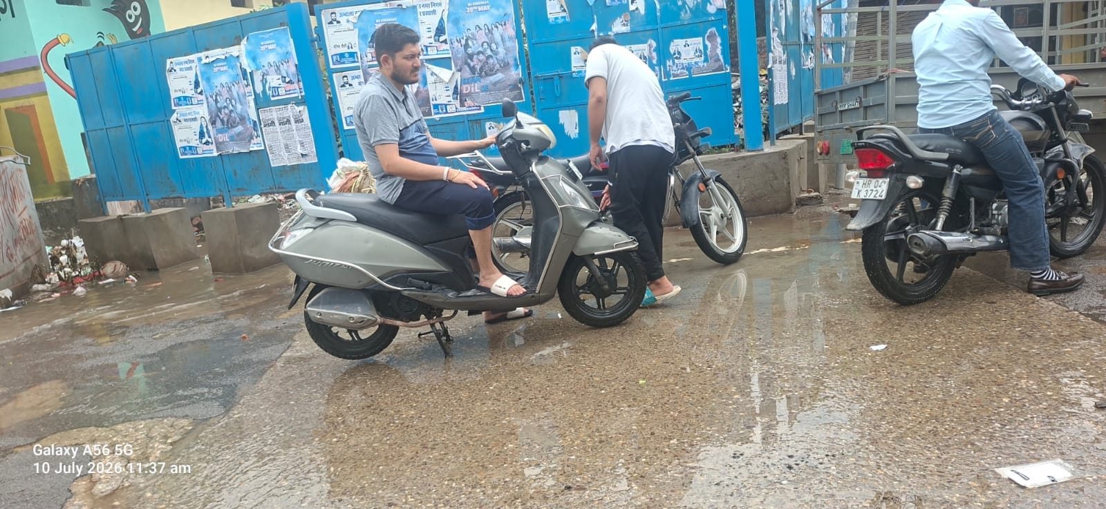 जलभराव के कारण बाजार में दुकानें बंद। संवाद जलभराव के कारण बाजार में दुकानें बंद। संवाद