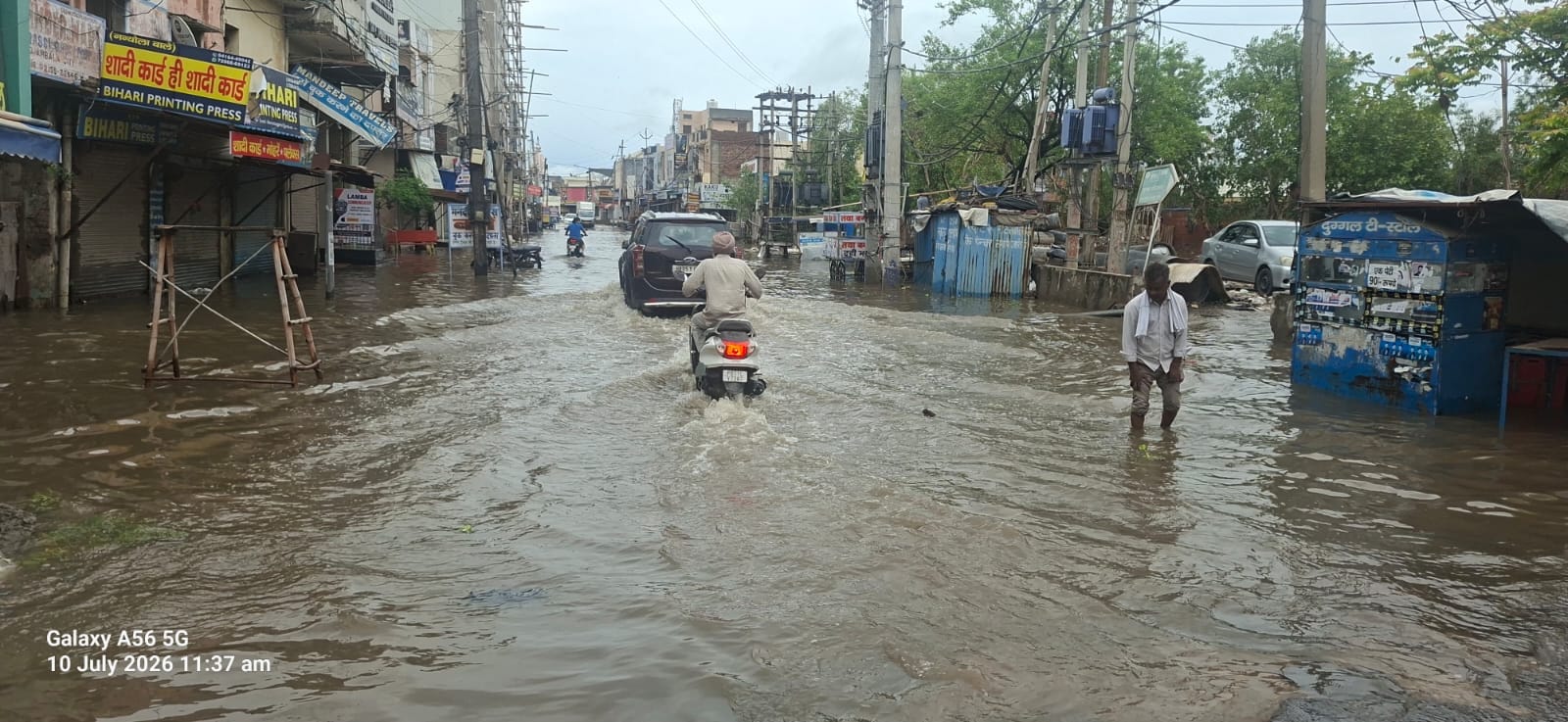 जलभराव के कारण बाजार में दुकानें बंद। संवाद जलभराव के कारण बाजार में दुकानें बंद। संवाद