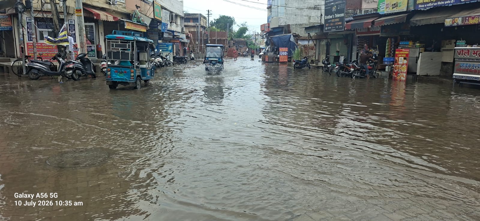 जलभराव के कारण बाजार में दुकानें बंद। संवाद जलभराव के कारण बाजार में दुकानें बंद। संवाद