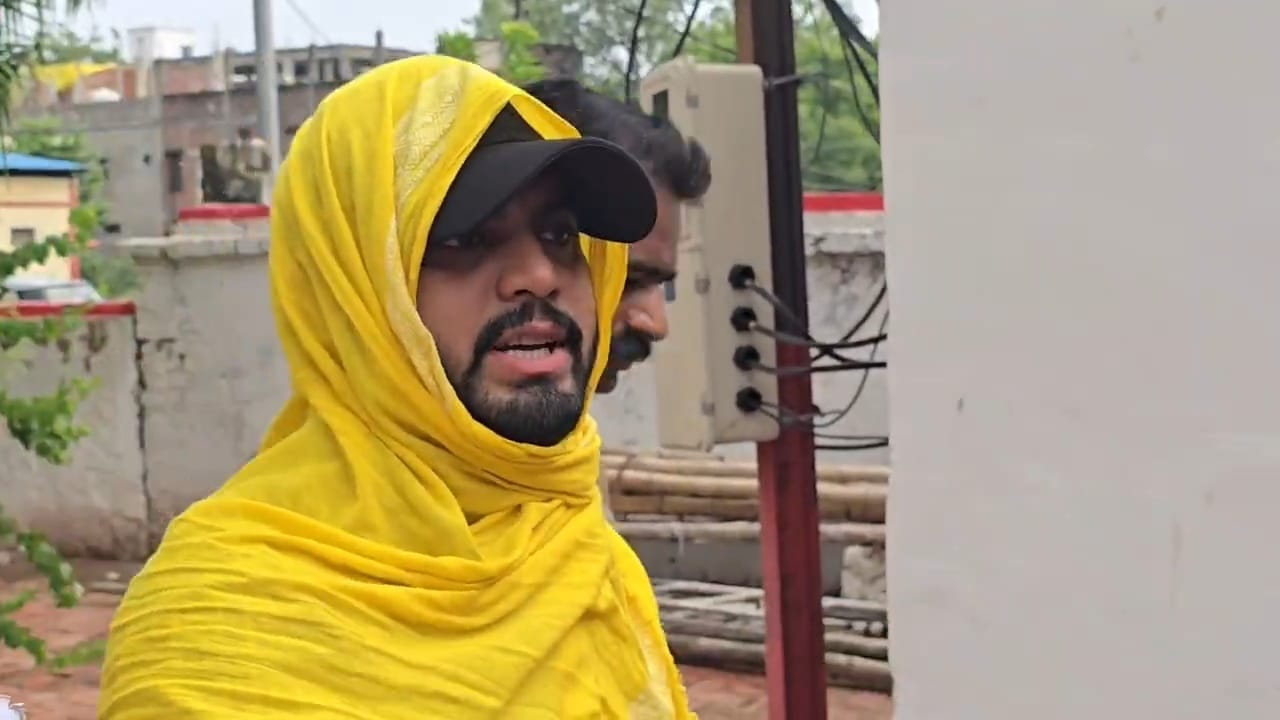कोर्ट में आत्मसमर्पण के बाद जेल भेजा जा रहा पीला गमछा ओढ़े और टोपी लगाए प्रदीप बिंद। संवाद कोर्ट में आत्मसमर्पण के बाद जेल भेजा जा रहा पीला गमछा ओढ़े और टोपी लगाए प्रदीप बिंद। संवाद