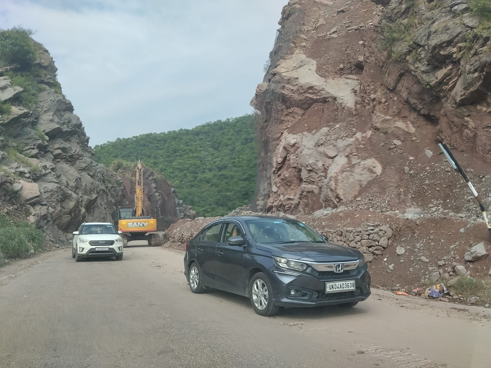 कीरतपुर-नेरचौक फोरलेन पर एकतरफा यातायात। संवाद
