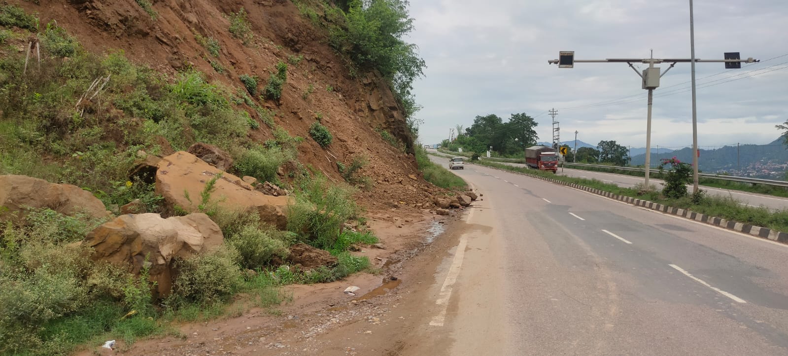 कीरतपुर-नेरचौक फोरलेन पर एकतरफा यातायात। संवाद