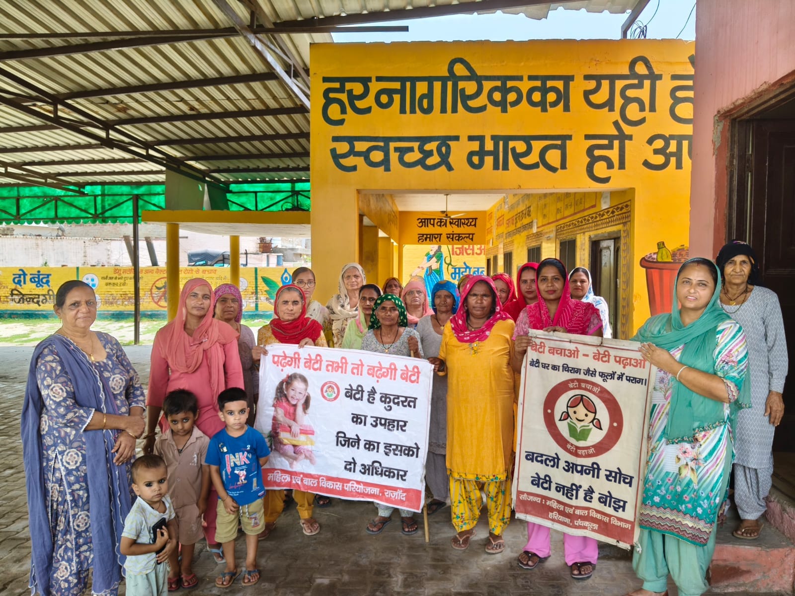 कसान गांव के आंगनबाड़ी केंद्र में आयोजित जागरूकता कार्यक्रम के दौरान उपस्थित महिलाएं व ग्रामीण। कसान गांव के आंगनबाड़ी केंद्र में आयोजित जागरूकता कार्यक्रम के दौरान उपस्थित महिलाएं व ग्रामीण।