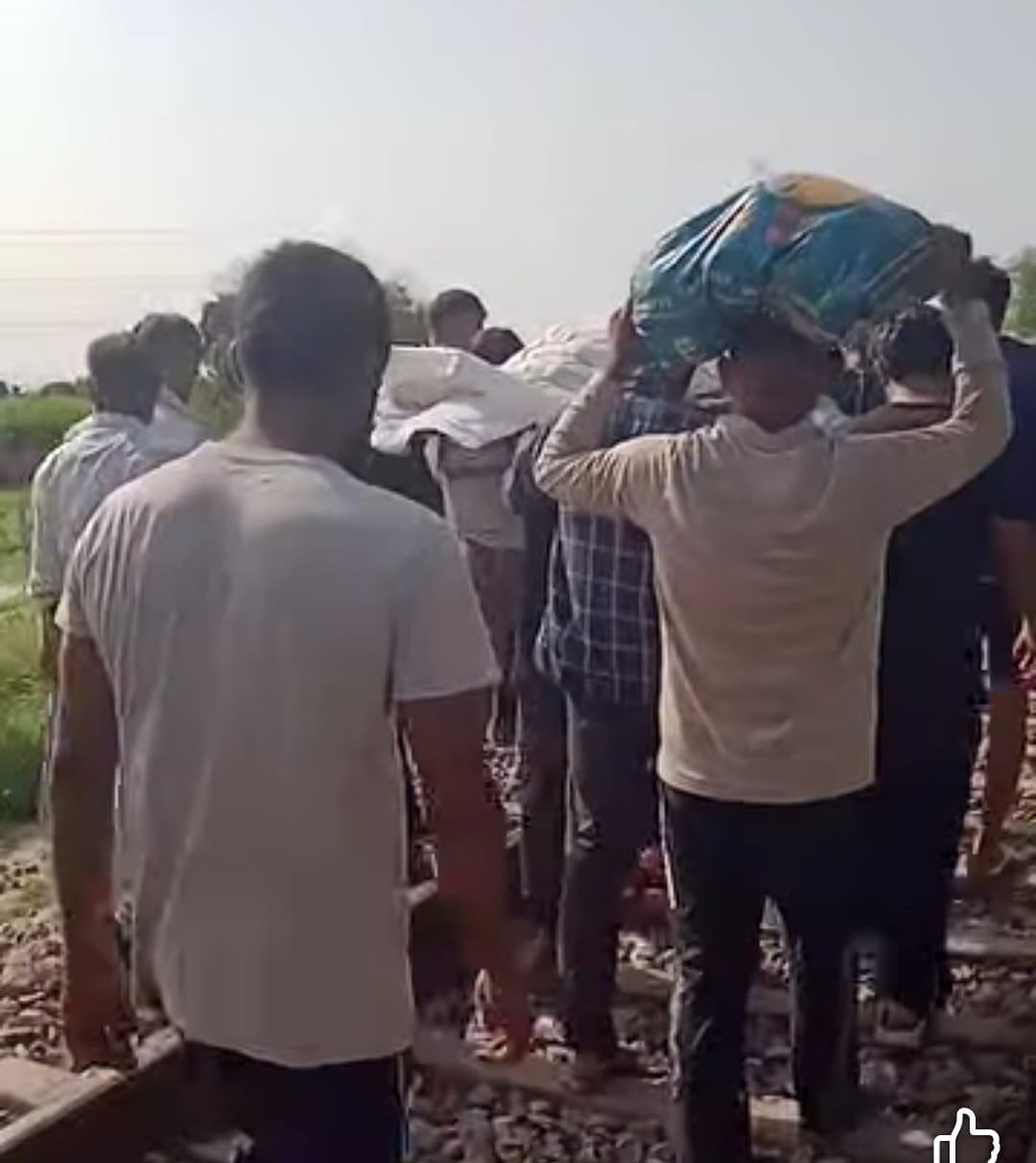 खरखौदा - गांव पांची में शमशान घाट को जाने वाला टूटा पड़ा रास्ता। स्रोत (संवाद) खरखौदा - गांव पांची में शमशान घाट को जाने वाला टूटा पड़ा रास्ता। स्रोत (संवाद)