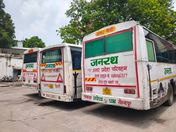लग्जरी बसों की छत से टपक रहा बारिश व एसी का पानी, यात्री का लैपटॅाप खराब लग्जरी बसों की छत से टपक रहा बारिश व एसी का पानी, यात्री का लैपटॅाप खराब