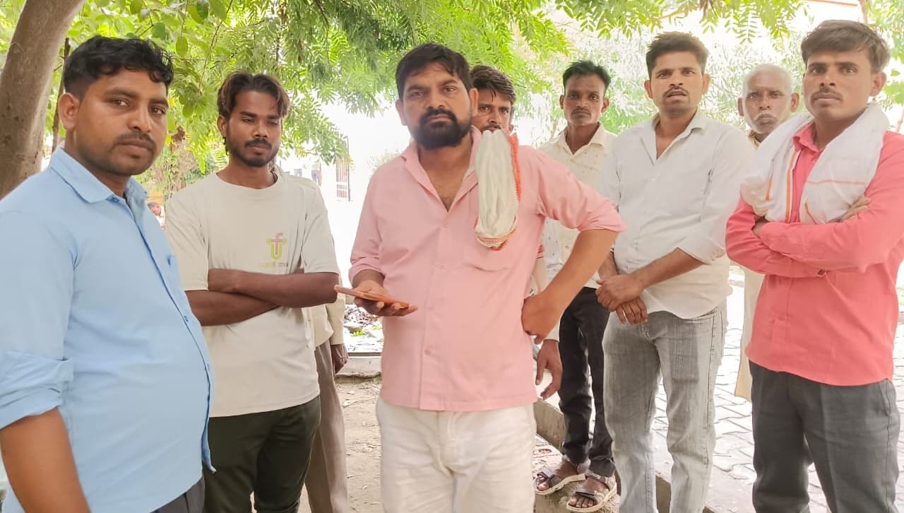 मेडिकल कॉलेज में मौजूद मृतक मुनेश्वर के शोकाकुल परिजन। संवाद मेडिकल कॉलेज में मौजूद मृतक मुनेश्वर के शोकाकुल परिजन। संवाद