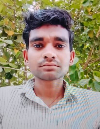 मेडिकल कॉलेज में मौजूद मृतक मुनेश्वर के शोकाकुल परिजन। संवाद मेडिकल कॉलेज में मौजूद मृतक मुनेश्वर के शोकाकुल परिजन। संवाद
