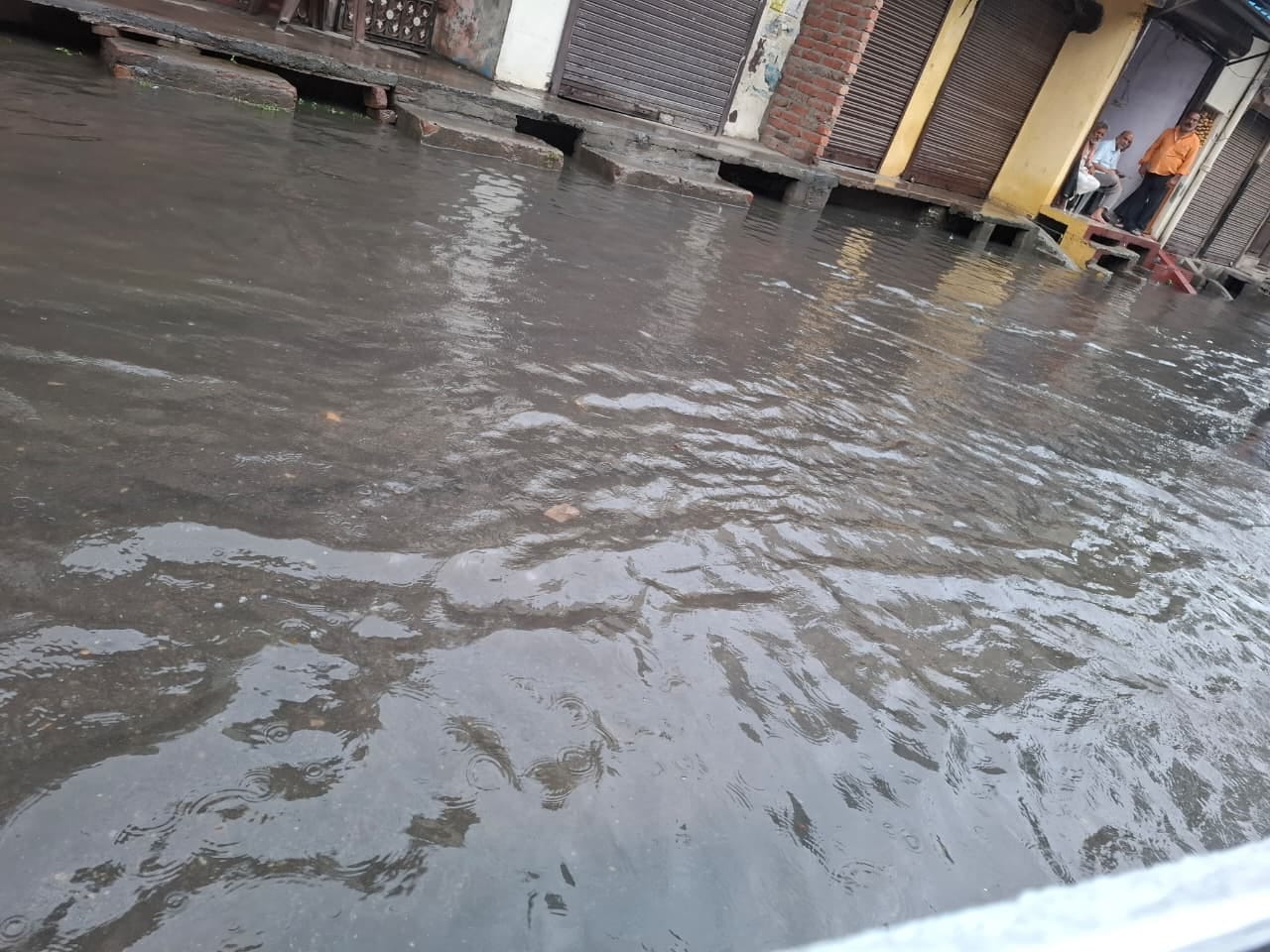 महाराणा प्रताप चौक के पास भरा पानी व निकलते वाहन। संवाद महाराणा प्रताप चौक के पास भरा पानी व निकलते वाहन। संवाद
