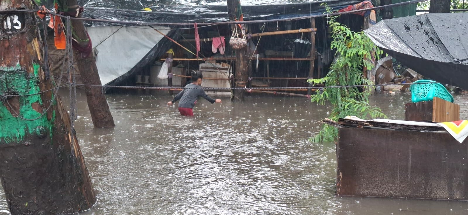 महाराणा प्रताप चौक के पास भरा पानी व निकलते वाहन। संवाद महाराणा प्रताप चौक के पास भरा पानी व निकलते वाहन। संवाद