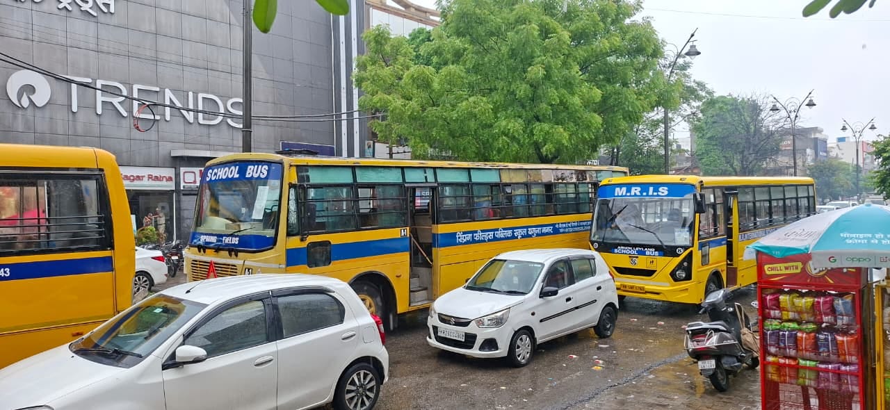 महाराणा प्रताप चौक के पास भरा पानी व निकलते वाहन। संवाद महाराणा प्रताप चौक के पास भरा पानी व निकलते वाहन। संवाद