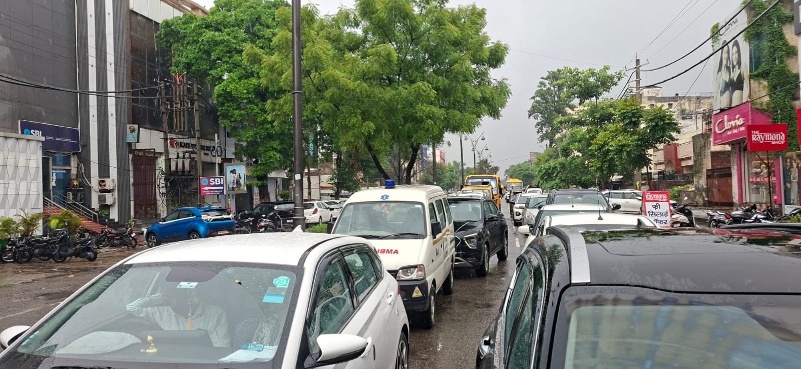 महाराणा प्रताप चौक के पास भरा पानी व निकलते वाहन। संवाद महाराणा प्रताप चौक के पास भरा पानी व निकलते वाहन। संवाद