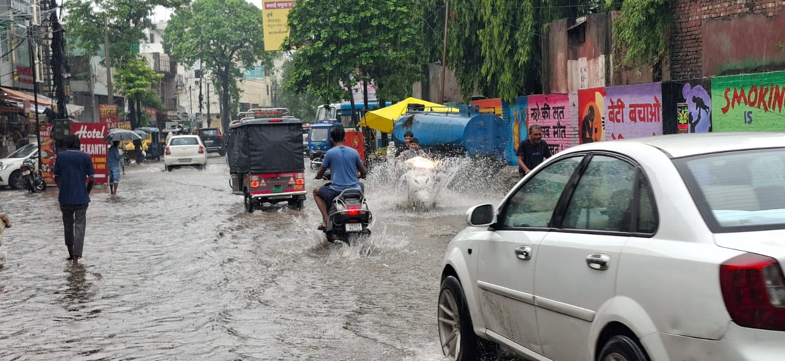 महाराणा प्रताप चौक के पास भरा पानी व निकलते वाहन। संवाद महाराणा प्रताप चौक के पास भरा पानी व निकलते वाहन। संवाद