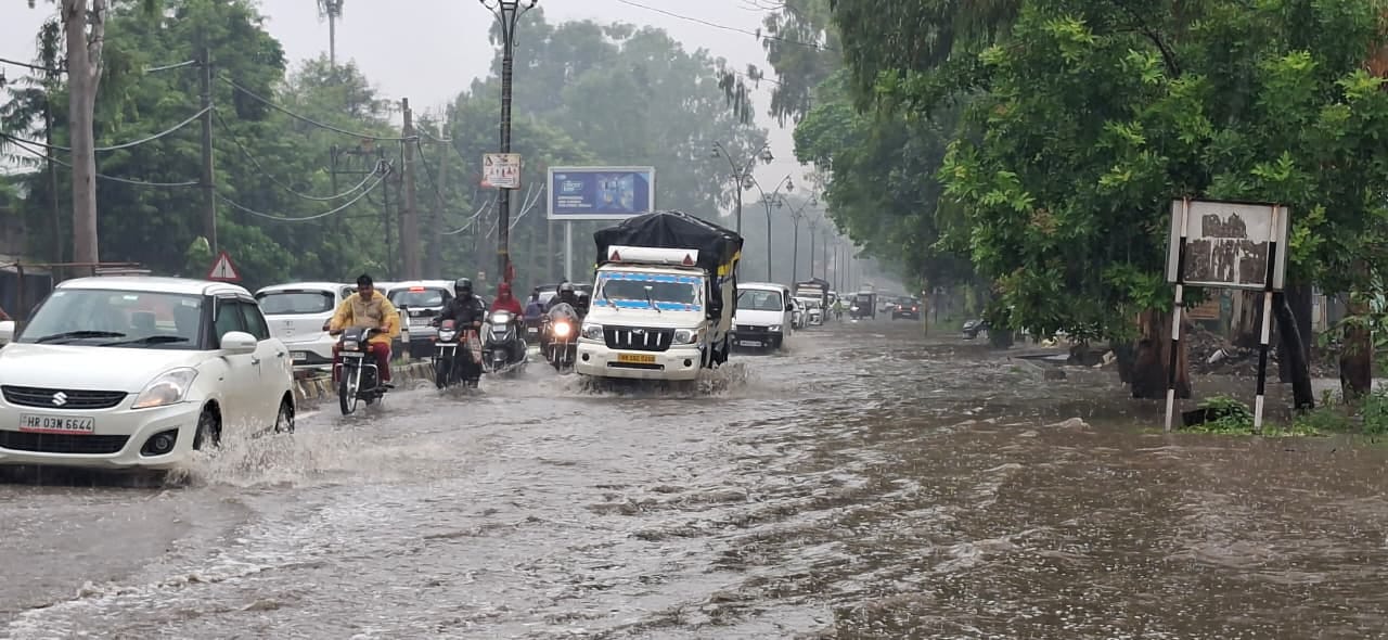 महाराणा प्रताप चौक के पास भरा पानी व निकलते वाहन। संवाद महाराणा प्रताप चौक के पास भरा पानी व निकलते वाहन। संवाद