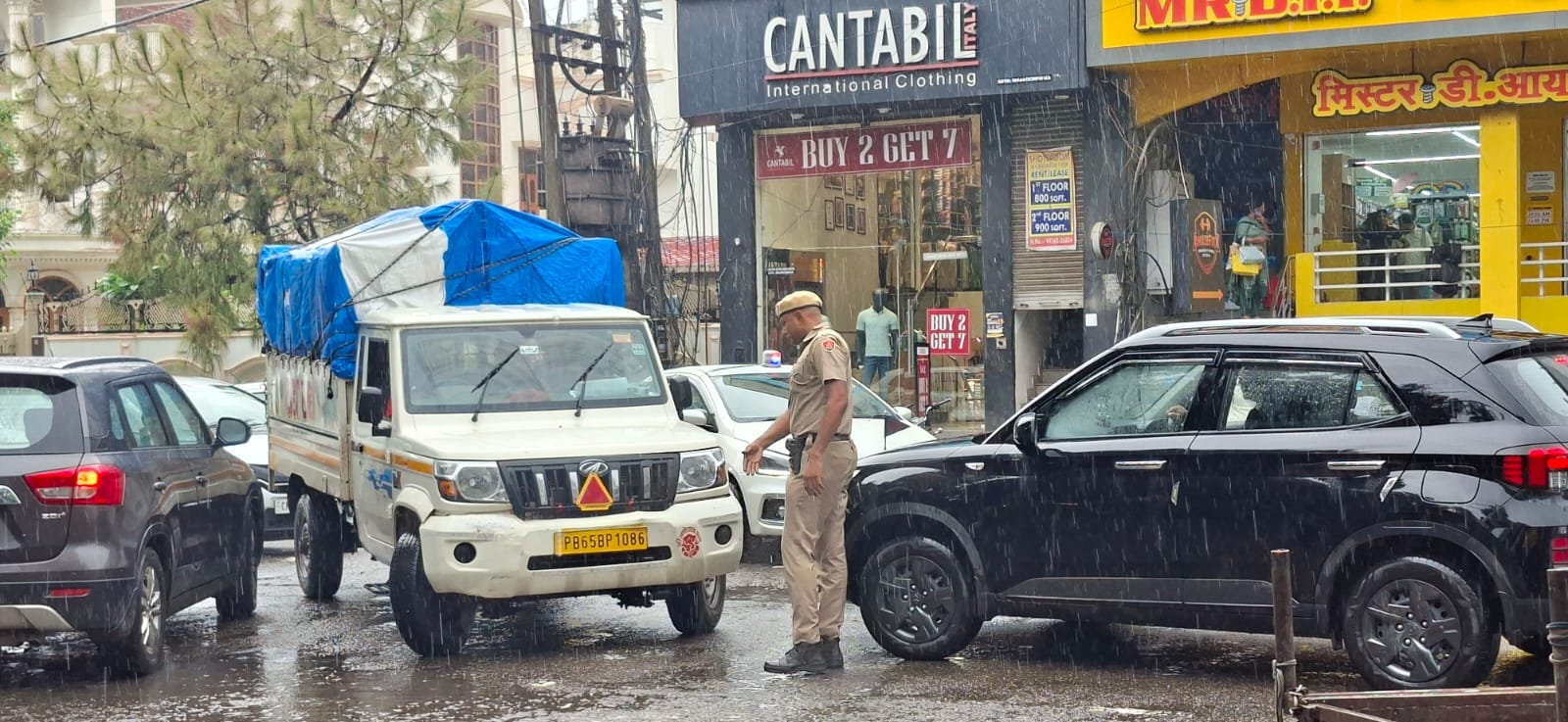 महाराणा प्रताप चौक के पास भरा पानी व निकलते वाहन। संवाद महाराणा प्रताप चौक के पास भरा पानी व निकलते वाहन। संवाद