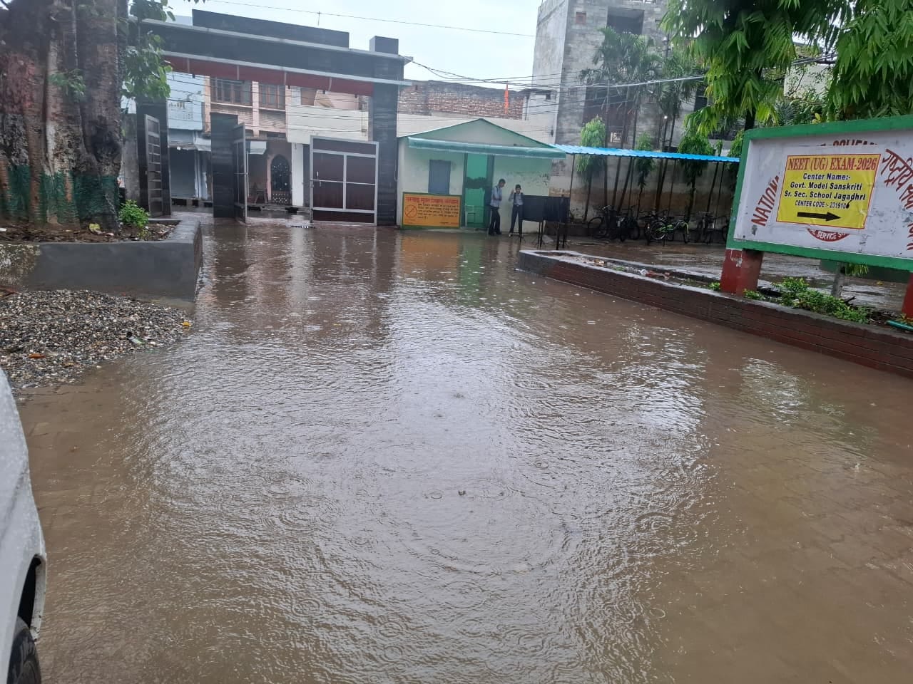 महाराणा प्रताप चौक के पास भरा पानी व निकलते वाहन। संवाद महाराणा प्रताप चौक के पास भरा पानी व निकलते वाहन। संवाद