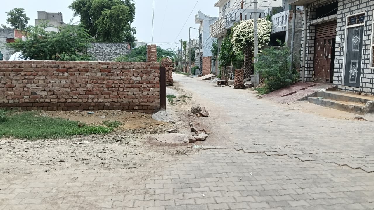 मैनहोल की सफाई होने के बाद बिजली टावर वाली गली, जहां दूषित जलभराव की स्थिति बनी हुई थी। मैनहोल की सफाई होने के बाद बिजली टावर वाली गली, जहां दूषित जलभराव की स्थिति बनी हुई थी।