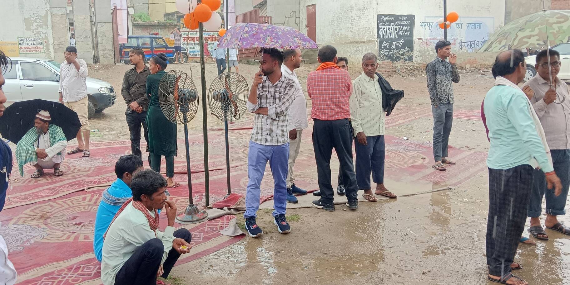निगोही के रामलीला मैदान पर आयोजित सामूहिक विवाह समारोह में बारिश के पानी से भीगे गद्दे। संवाद निगोही के रामलीला मैदान पर आयोजित सामूहिक विवाह समारोह में बारिश के पानी से भीगे गद्दे। संवाद