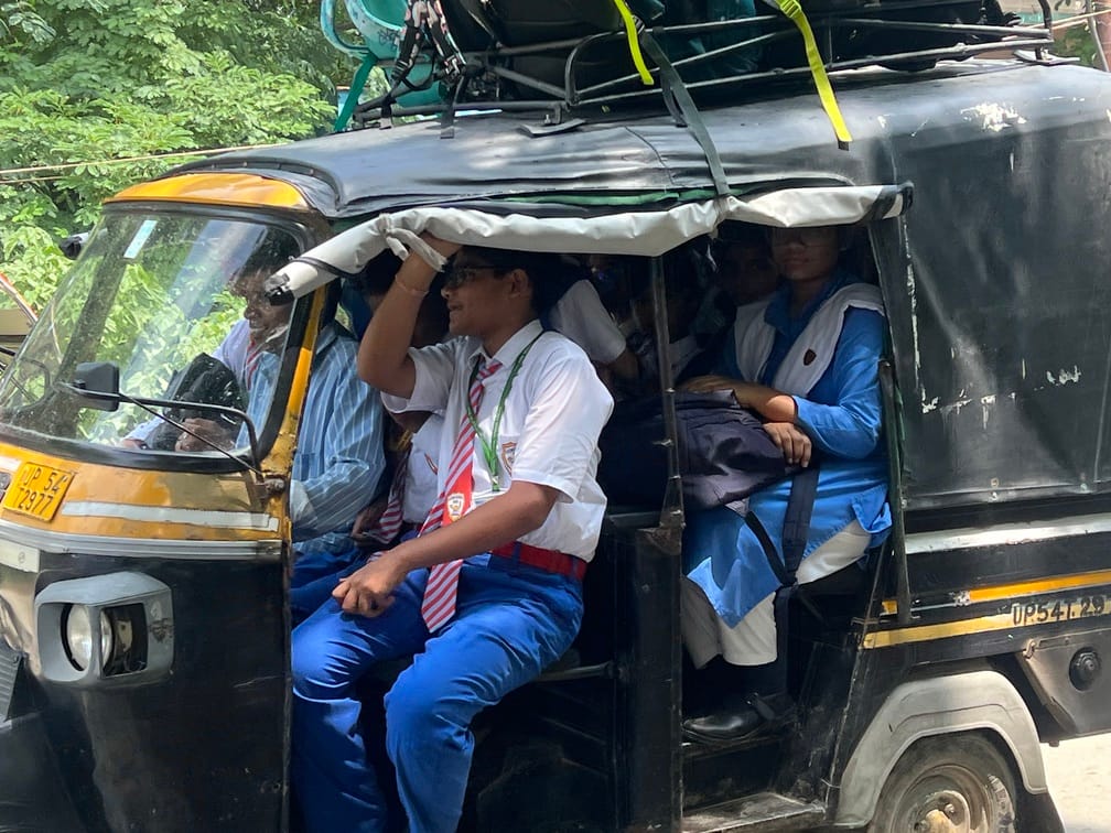 नगर के गाजीपुर तिराहा से होकर छुट्टी के बाद बच्चों को ई रिक्शा से लेकर घर जाता चालक।संवाद