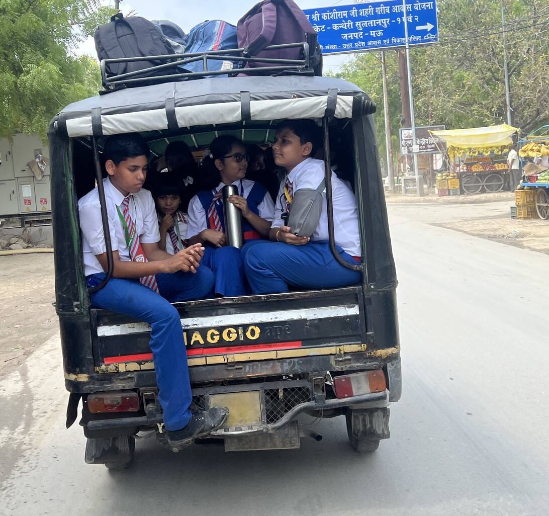 नगर के गाजीपुर तिराहा से होकर छुट्टी के बाद बच्चों को ई रिक्शा से लेकर घर जाता चालक।संवाद