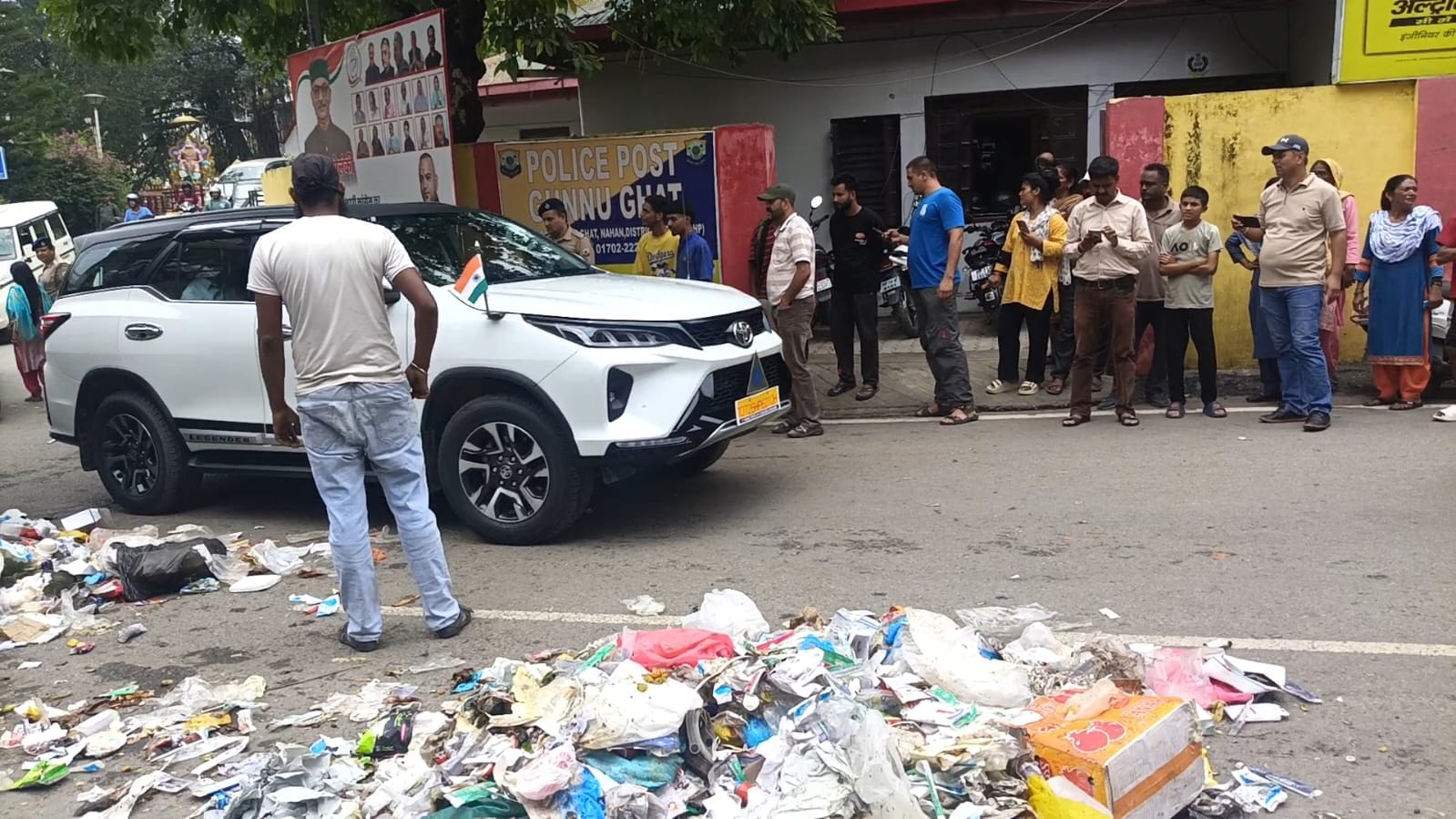 नाहन की गुन्नूघाट चौकी के बाहर कूड़ा गिराकर प्रदर्शन करते सफाई कर्मचारी। संवाद नाहन की गुन्नूघाट चौकी के बाहर कूड़ा गिराकर प्रदर्शन करते सफाई कर्मचारी। संवाद