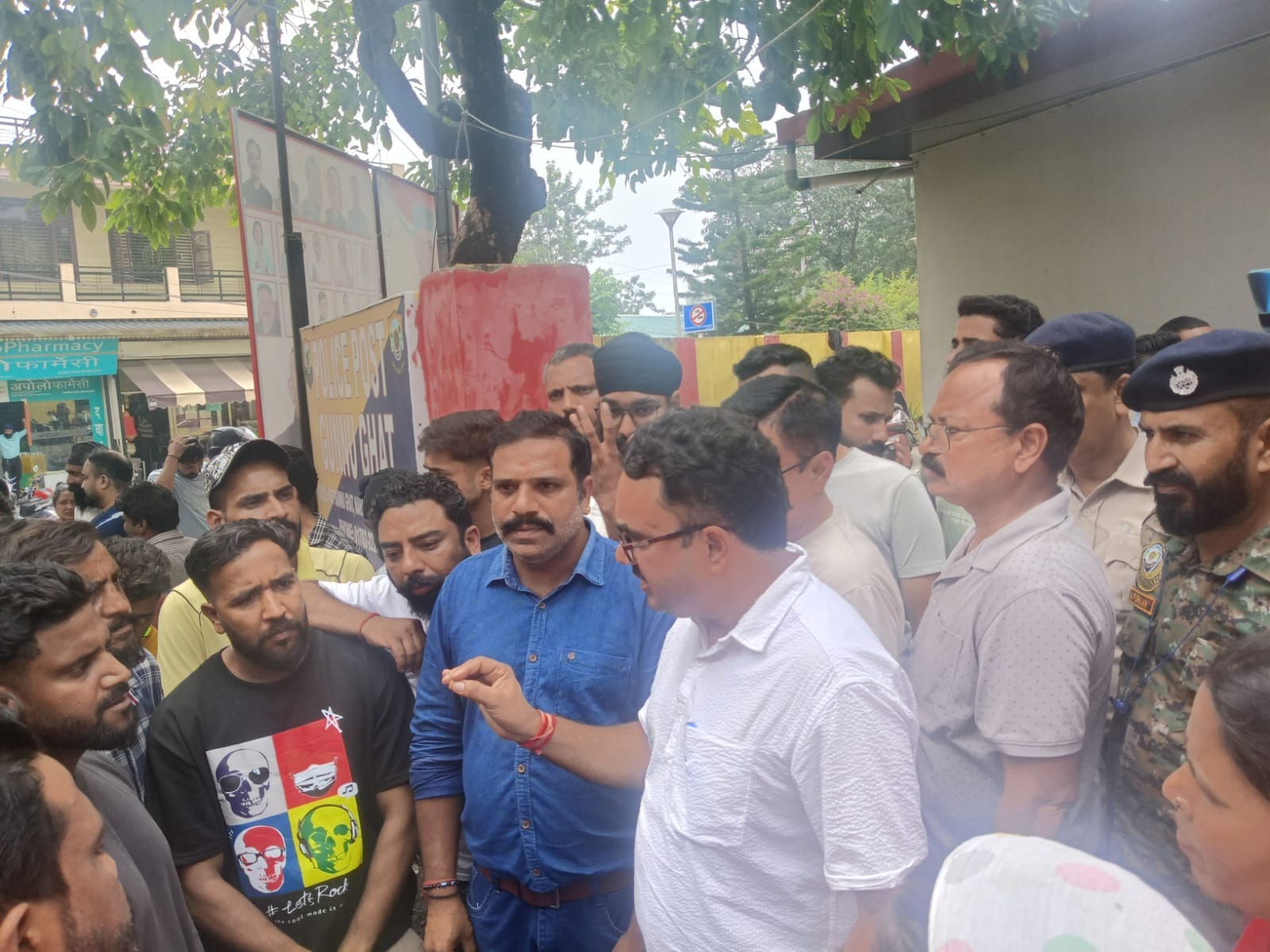 नाहन की गुन्नूघाट चौकी के बाहर कूड़ा गिराकर प्रदर्शन करते सफाई कर्मचारी। संवाद नाहन की गुन्नूघाट चौकी के बाहर कूड़ा गिराकर प्रदर्शन करते सफाई कर्मचारी। संवाद