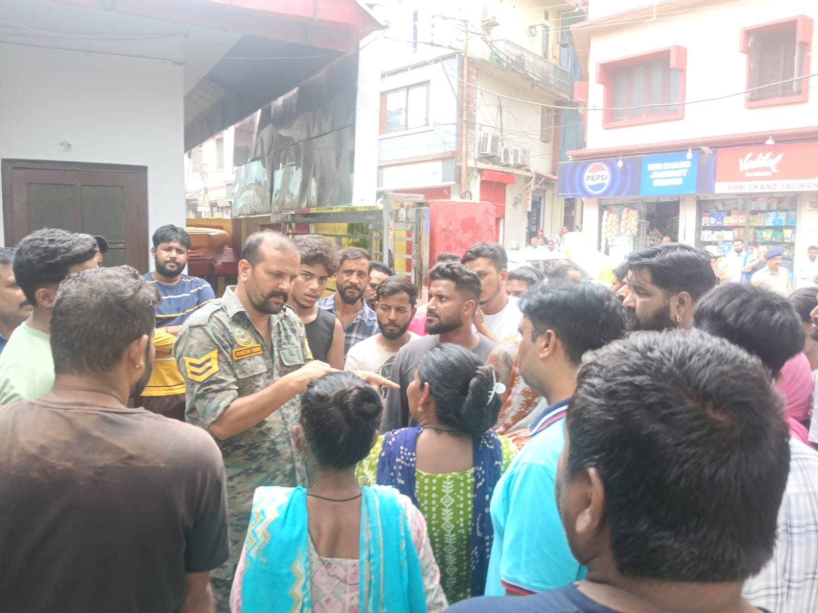 नाहन की गुन्नूघाट चौकी के बाहर कूड़ा गिराकर प्रदर्शन करते सफाई कर्मचारी। संवाद नाहन की गुन्नूघाट चौकी के बाहर कूड़ा गिराकर प्रदर्शन करते सफाई कर्मचारी। संवाद