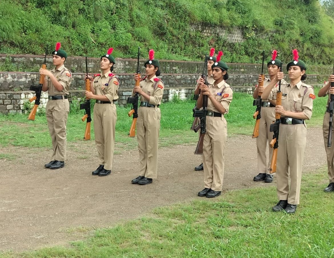 नौणी विवि में आयोजित वार्षिक प्रशिक्षण शिविर के दौरान खेल गतिविधियों में भाग लेते एनसीसी कै नौणी विवि में आयोजित वार्षिक प्रशिक्षण शिविर के दौरान खेल गतिविधियों में भाग लेते एनसीसी कै