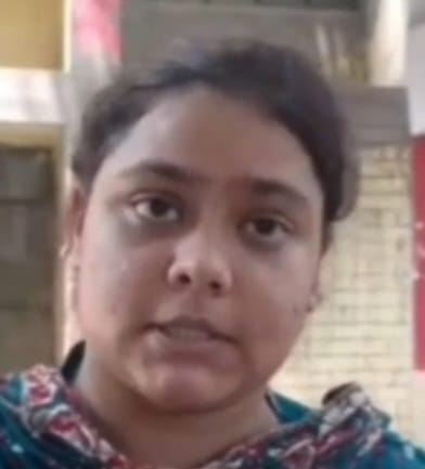 ओ लेवल परीक्षा देने से वंचित अभ्यर्थी परीक्षा केंद्र के बाहर खड़े हुए। स्रोत स्वयं