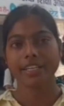 ओ लेवल परीक्षा देने से वंचित अभ्यर्थी परीक्षा केंद्र के बाहर खड़े हुए। स्रोत स्वयं