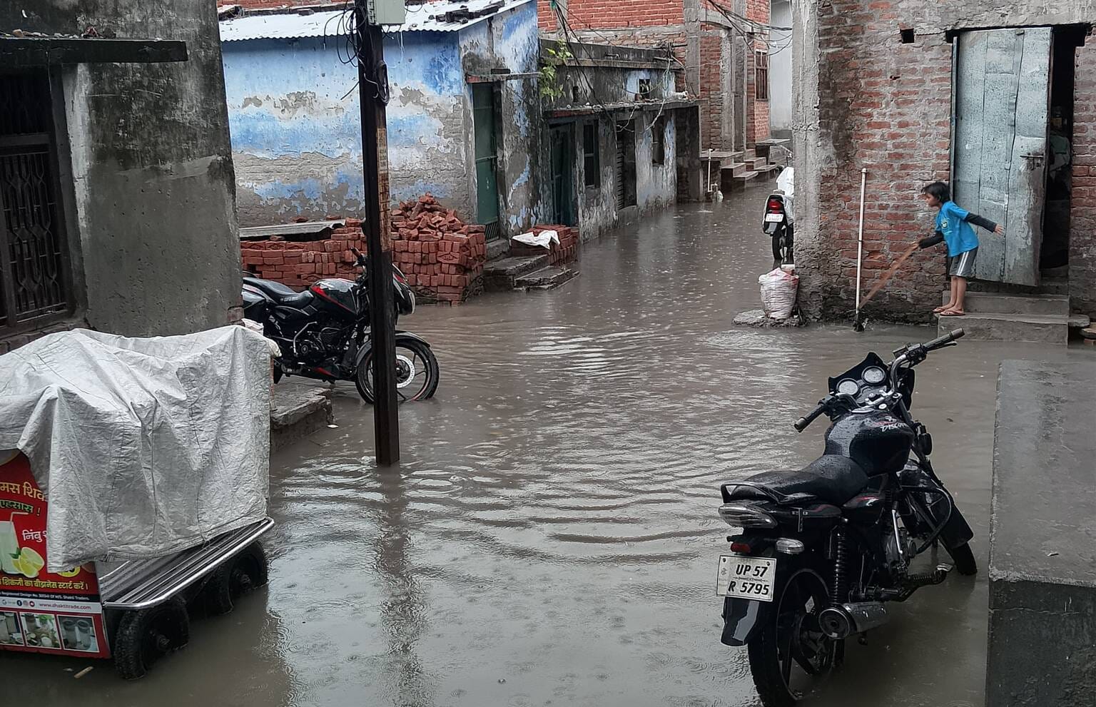 पडरौना शहर के कठकुईया मोड़ सड़क पर लगा बारिश का पानी।संवाद पडरौना शहर के कठकुईया मोड़ सड़क पर लगा बारिश का पानी।संवाद