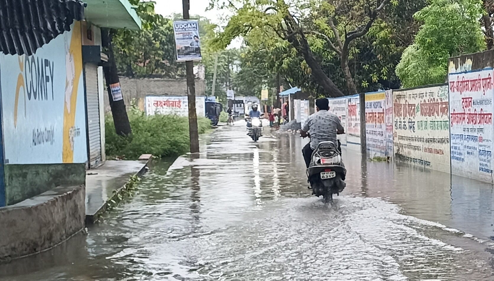पडरौना शहर के कठकुईया मोड़ सड़क पर लगा बारिश का पानी।संवाद पडरौना शहर के कठकुईया मोड़ सड़क पर लगा बारिश का पानी।संवाद