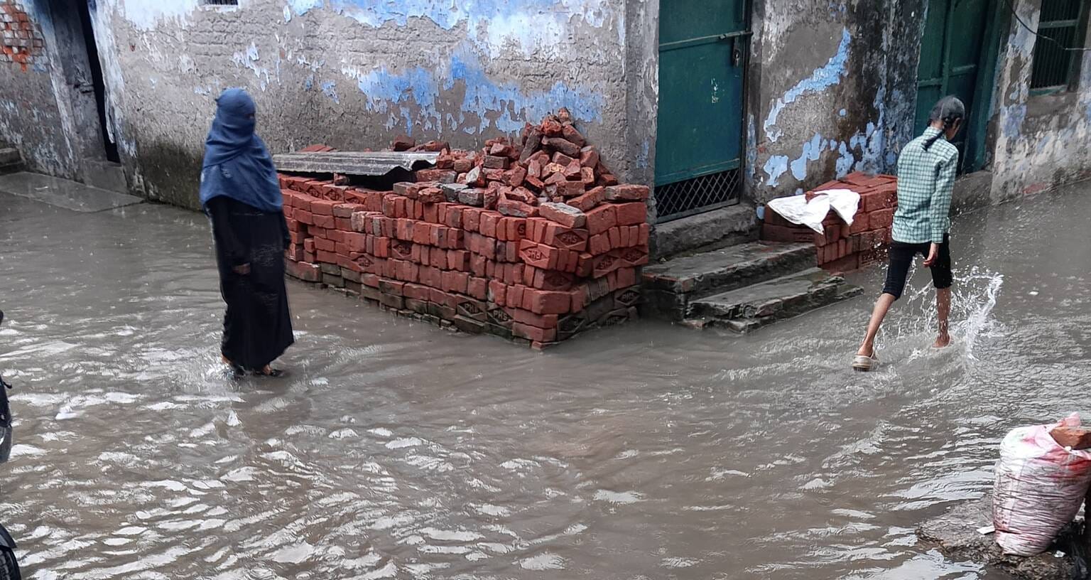 पडरौना शहर के कठकुईया मोड़ सड़क पर लगा बारिश का पानी।संवाद पडरौना शहर के कठकुईया मोड़ सड़क पर लगा बारिश का पानी।संवाद