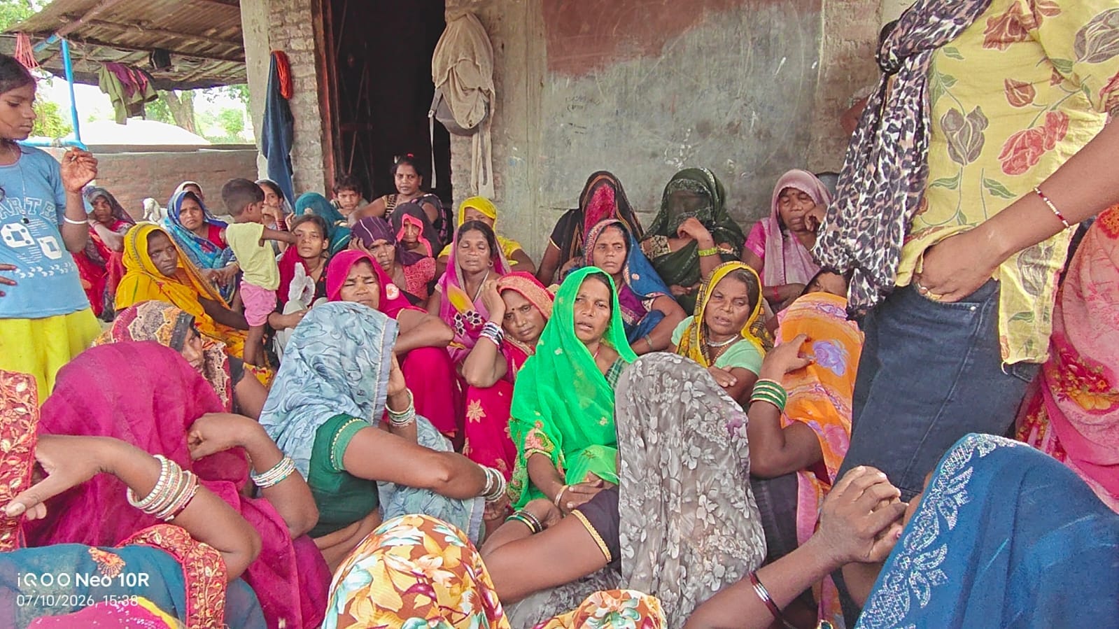 पीएम हाउस के बाहर बैठे पीड़ित परिजन। संवाद पीएम हाउस के बाहर बैठे पीड़ित परिजन। संवाद